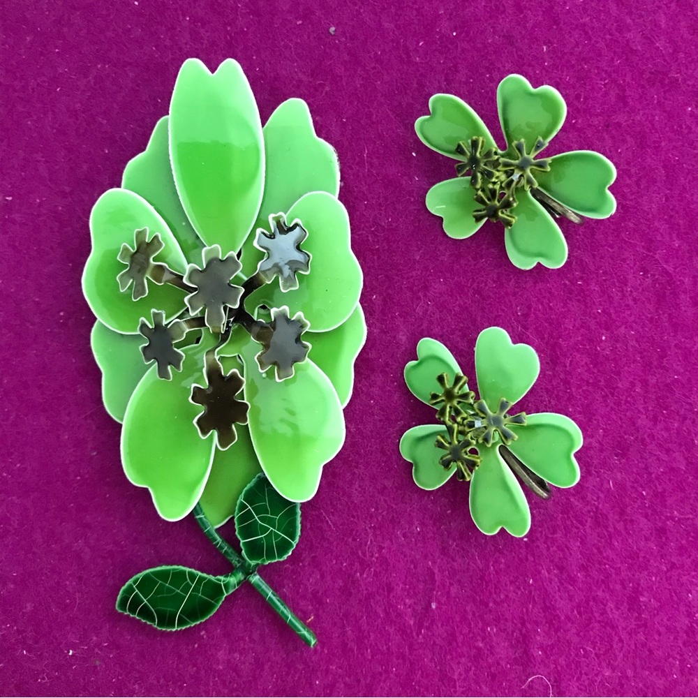 Vintage enamel green lower pin and earrings set